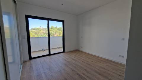 Apartamento T4, último piso com terraço grande.
