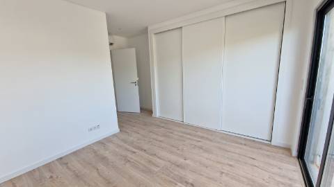 Apartamento T4, último piso com terraço grande.