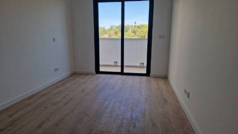 Apartamento T4, último piso com terraço grande.