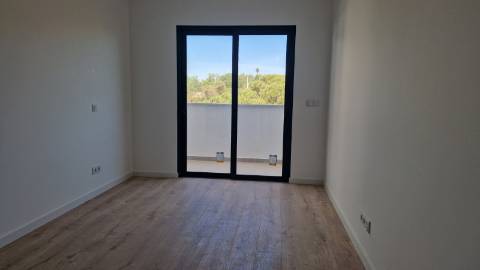 Apartamento T4, último piso com terraço grande.