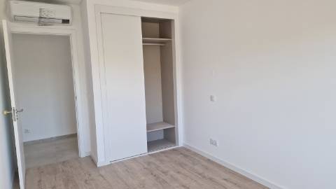 Apartamento T4, último piso com terraço grande.