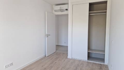 Apartamento T4, último piso com terraço grande.