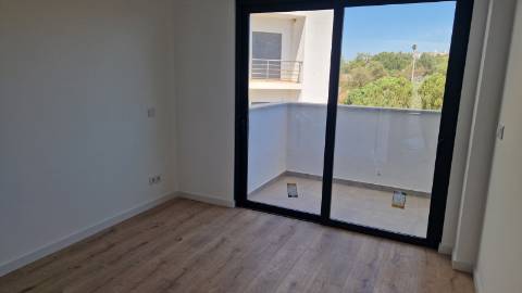 Apartamento T4, último piso com terraço grande.
