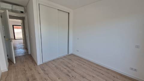 Apartamento T4, último piso com terraço grande.