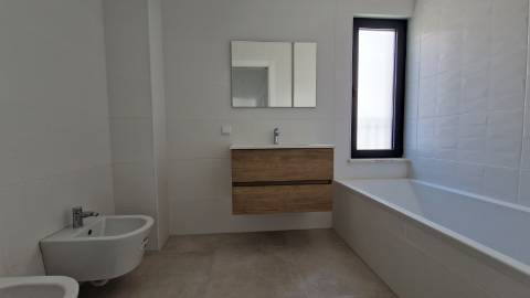 Apartamento T4, último piso com terraço grande.