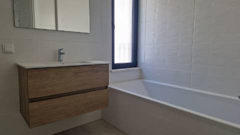 Apartamento T4, último piso com terraço grande.