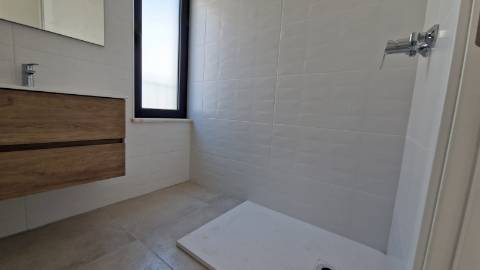 Apartamento T4, último piso com terraço grande.
