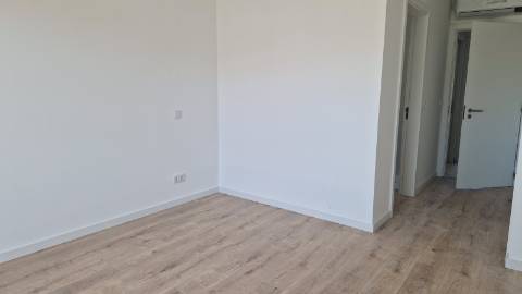 Apartamento T4, último piso com terraço grande.