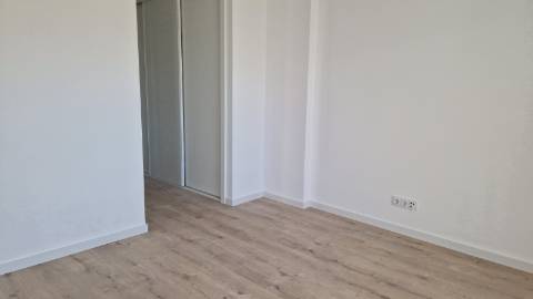 Apartamento T4, último piso com terraço grande.