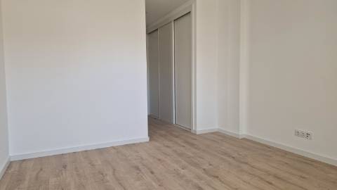 Apartamento T4, último piso com terraço grande.
