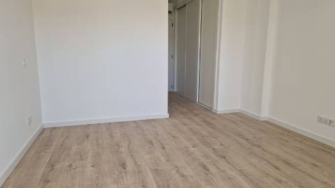 Apartamento T4, último piso com terraço grande.