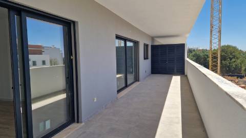 Apartamento T4, último piso com terraço grande.