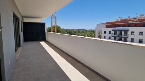 Apartamento T4, último piso com terraço grande.