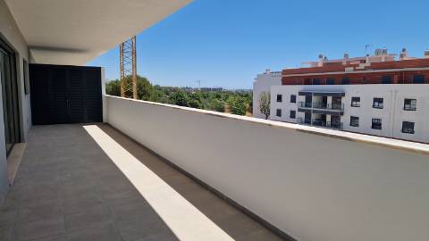 Apartamento T4, último piso com terraço grande.