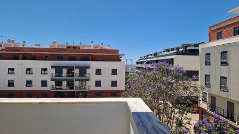 Apartamento T4, último piso com terraço grande.