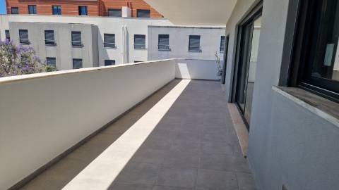 Apartamento T4, último piso com terraço grande.