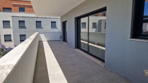 Apartamento T4, último piso com terraço grande.