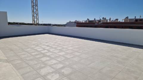 Apartamento T4, último piso com terraço grande.