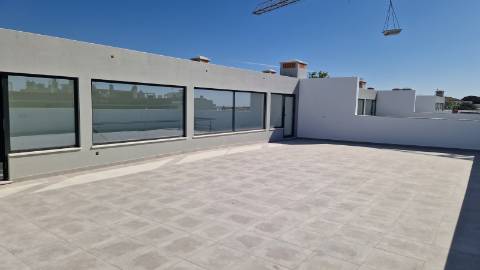 Apartamento T4, último piso com terraço grande.