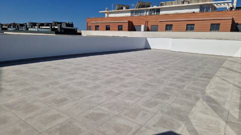 Apartamento T4, último piso com terraço grande.