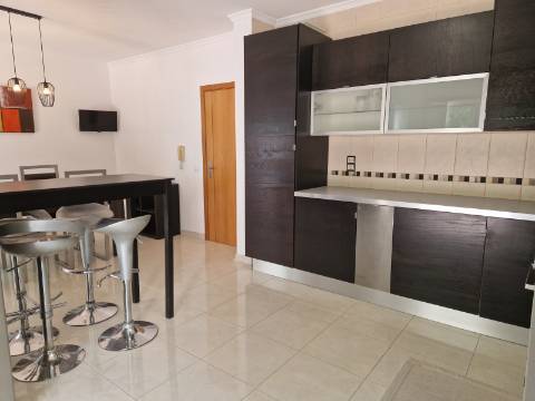 Moradia com terraço, varandas e garagem perto de Tavira