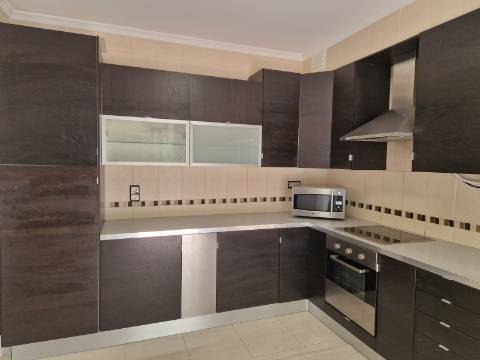 Moradia com terraço, varandas e garagem perto de Tavira