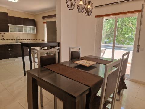 Moradia com terraço, varandas e garagem perto de Tavira