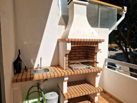 Moradia com terraço, varandas e garagem perto de Tavira