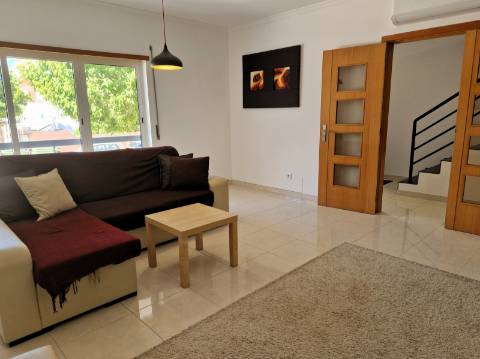 Moradia com terraço, varandas e garagem perto de Tavira