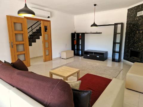 Moradia com terraço, varandas e garagem perto de Tavira