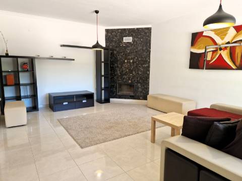 Moradia com terraço, varandas e garagem perto de Tavira