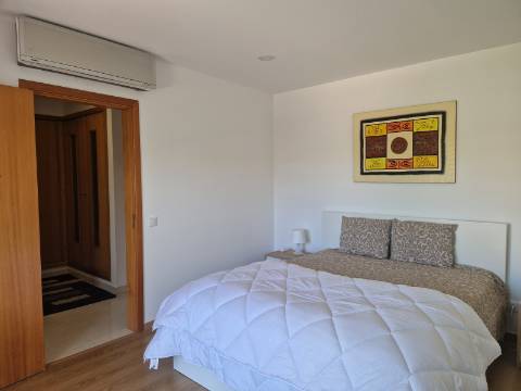 Moradia com terraço, varandas e garagem perto de Tavira