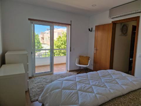 Moradia com terraço, varandas e garagem perto de Tavira