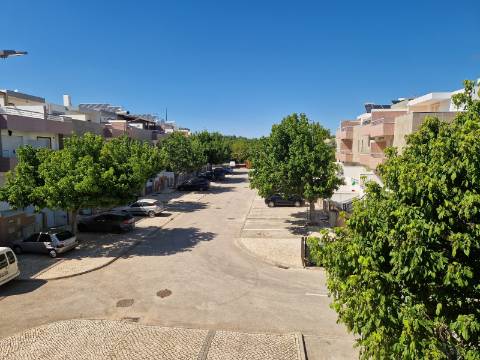 Moradia com terraço, varandas e garagem perto de Tavira