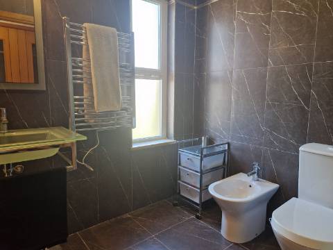 Moradia com terraço, varandas e garagem perto de Tavira