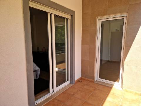 Moradia com terraço, varandas e garagem perto de Tavira