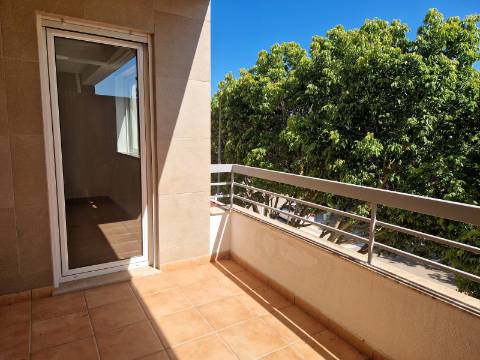 Moradia com terraço, varandas e garagem perto de Tavira