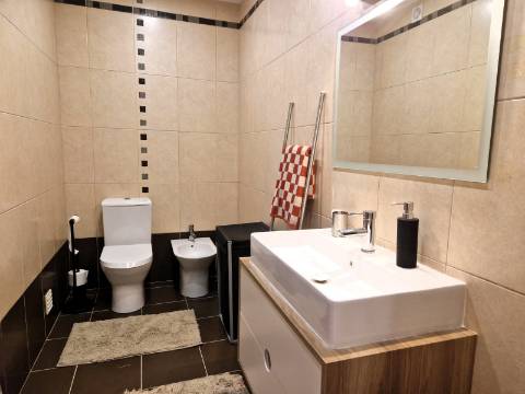 Moradia com terraço, varandas e garagem perto de Tavira