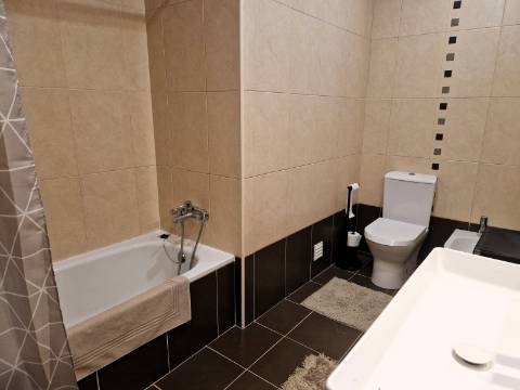 Moradia com terraço, varandas e garagem perto de Tavira