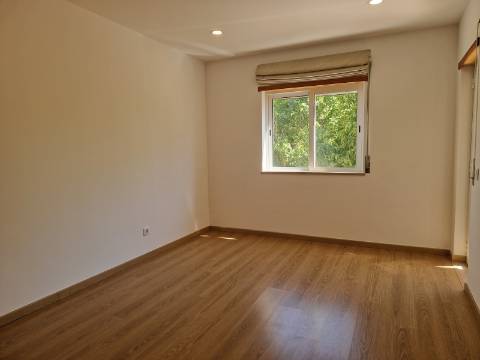 Moradia com terraço, varandas e garagem perto de Tavira