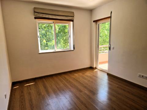 Moradia com terraço, varandas e garagem perto de Tavira