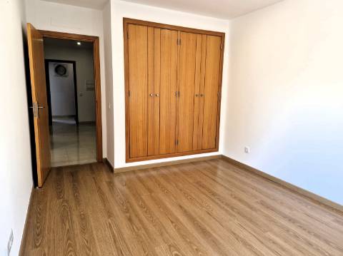 Moradia com terraço, varandas e garagem perto de Tavira