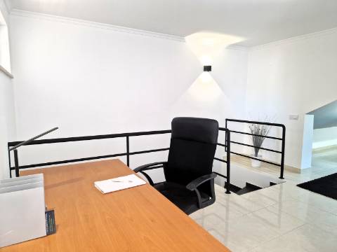 Moradia com terraço, varandas e garagem perto de Tavira