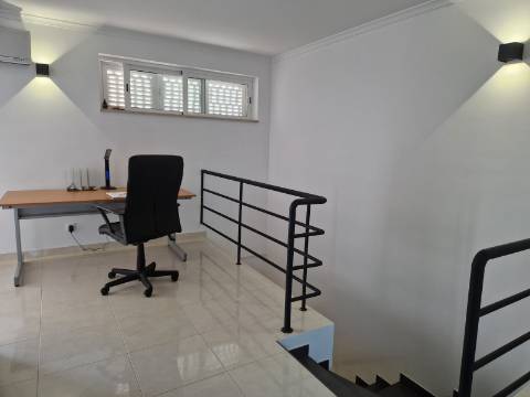 Moradia com terraço, varandas e garagem perto de Tavira