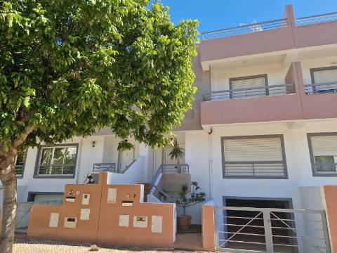 Moradia com terraço, varandas e garagem perto de Tavira