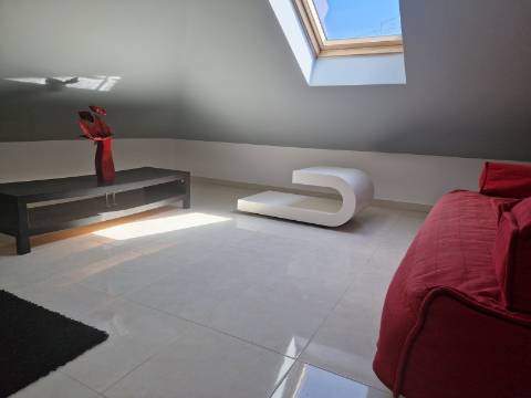 Moradia familiar com terraço, varandas e garagem perto de Tavira