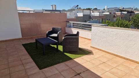 Moradia familiar com terraço, varandas e garagem perto de Tavira