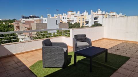 Moradia familiar com terraço, varandas e garagem perto de Tavira