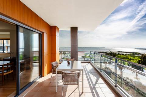 Apartamento T3 em Olhão com vistas incríveis e piscina comum