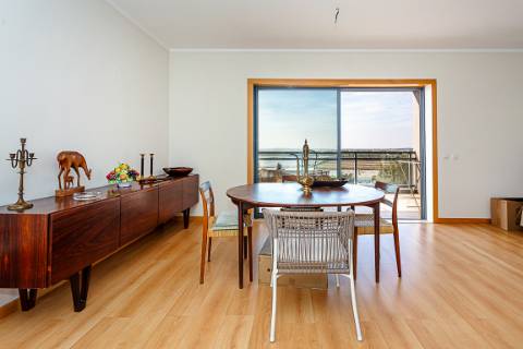 Apartamento T3 em Olhão com vistas incríveis e piscina comum